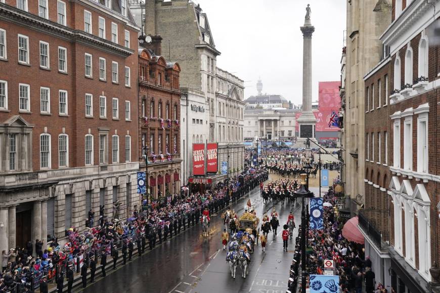 Carlos III: las imágenes del mayor desfile militar en 70 años