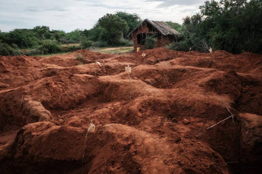 Un año después, cadáveres de víctimas de ayuno mortal son entregados a familias