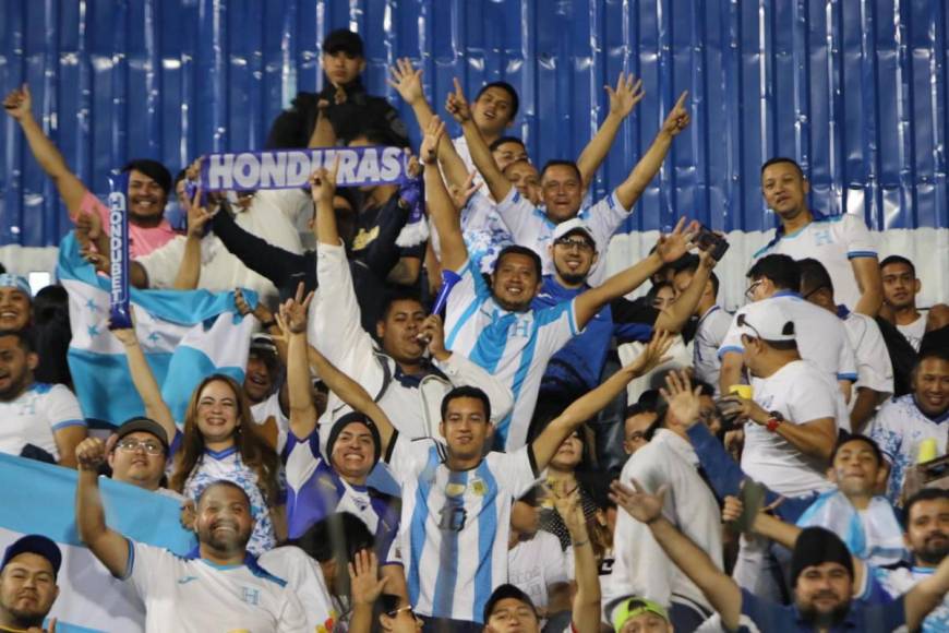 Las mejores pancartas que engalanaron el estadio Nacional en el Honduras-México