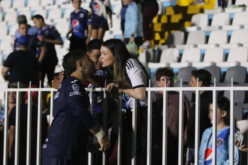 Beso de Auzmendi a aficionada y el niño que debutó con el Motagua