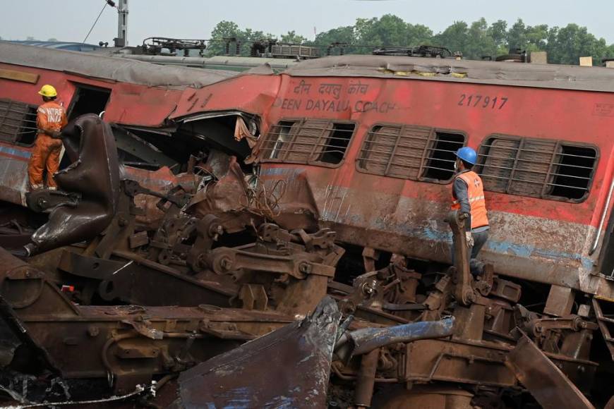 Las impactantes imágenes de los vagones destrozados y cadáveres junto a las vías tras accidente de trenes en India