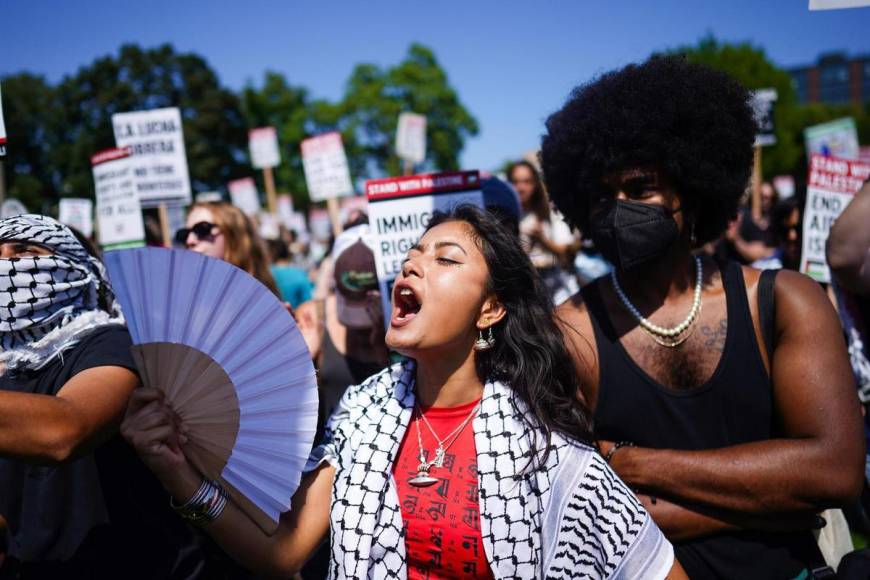 Protesta multitudinaria pide a Harris en Chicago un cambio por Gaza