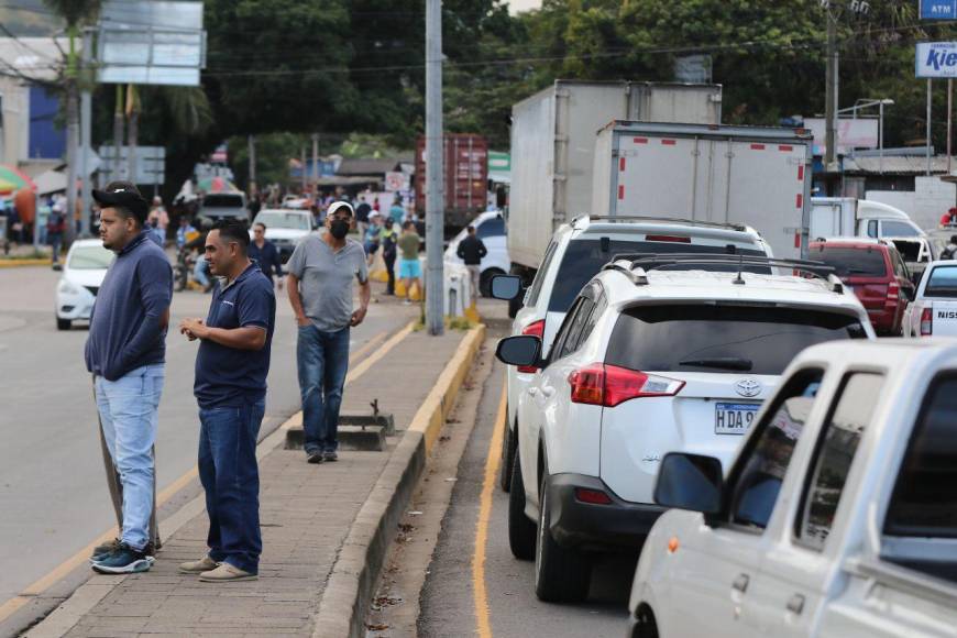 Toma de carretera al sur de la capital provoca caos vehicular