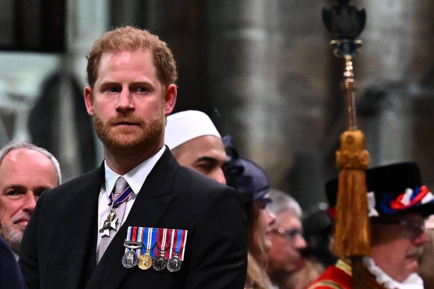 Solo y con una sonrisa: así asistió el príncipe Harry a la coronación de Carlos III