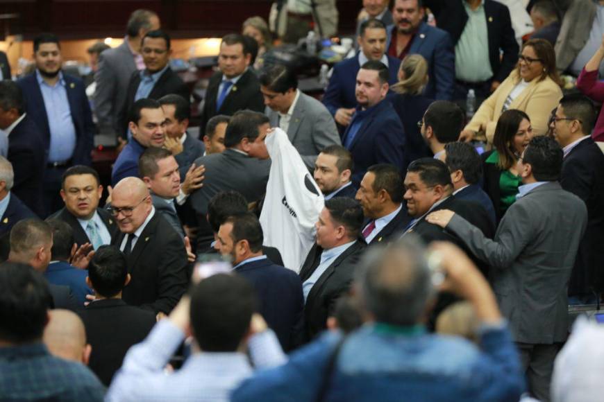 Por una camisa, diputados casi se van a los golpes en el Congreso Nacional