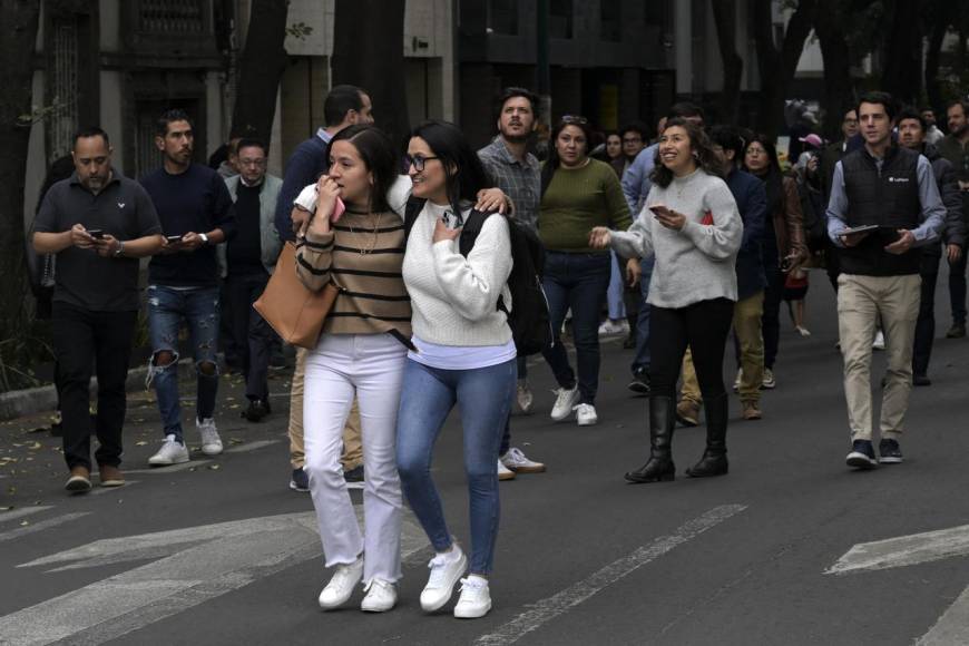 ¡Susto! Mexicanos salieron a las calles por sismo de 5.7 grados