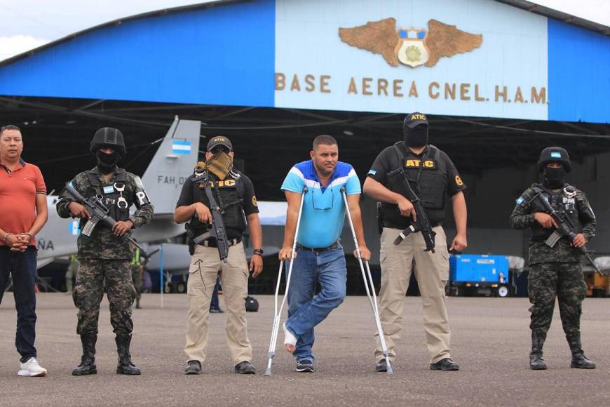 Llorando y con muletas: así fue el traslado del alcalde de Brus Laguna a la cárcel de Támara