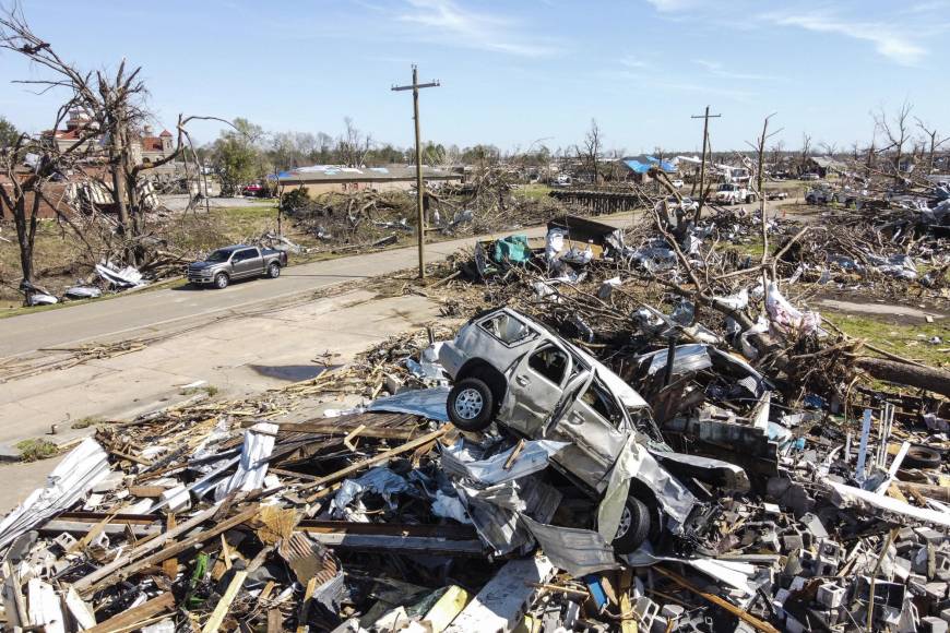 En Misisipi hay “zona de guerra” tras el paso de un mortal tornado