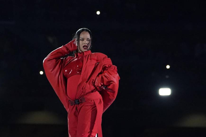 Rihanna volando y A$AP Rocky grabando todo: lo que no se vio del show del medio tiempo