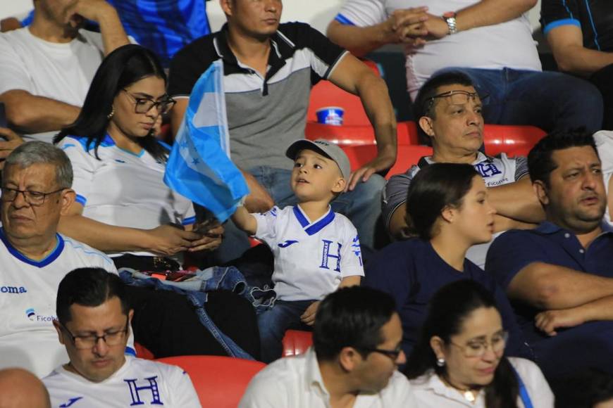 “Todos con la H”, aficionados catrachos listos en el Chelato Uclés para el Honduras - Granada