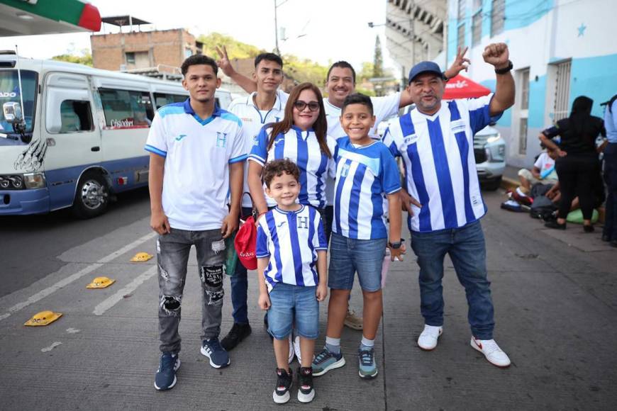 ¡En familia y con toda la emoción! Aficionados llegan al estadio para apoyar a la H