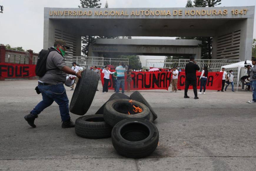 Batallas campales y quema de llantas: intensa jornada de protestas en Honduras