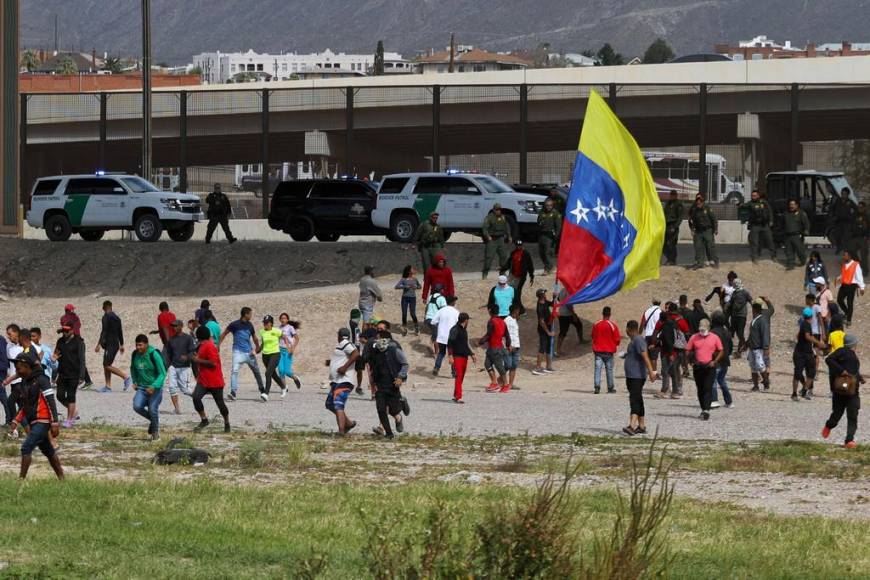 “¡Déjenos entrar, queremos trabajar!”: lanzan balas de goma a migrantes en la frontera de México