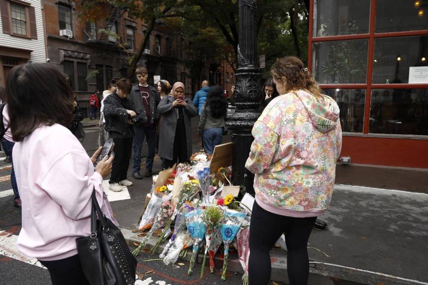 Fans de Friends se reúnen en NY para rendir honor a Matthew Perry