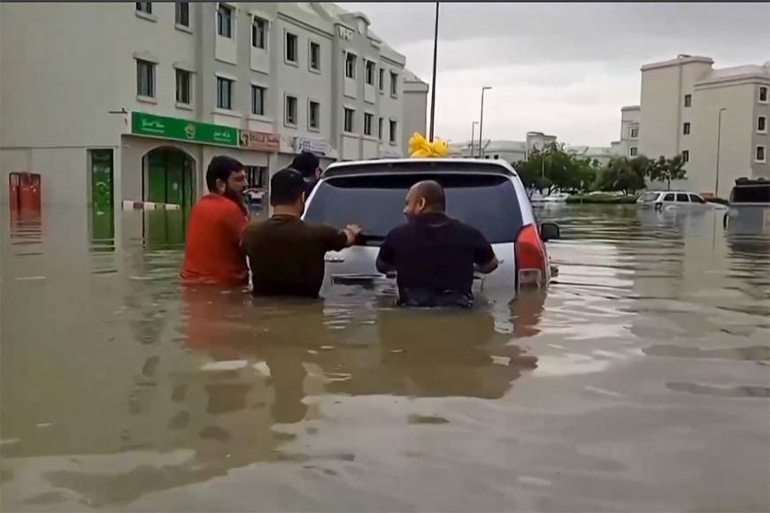 Inusuales tormentas inundan Dubái en menos de 12 horas