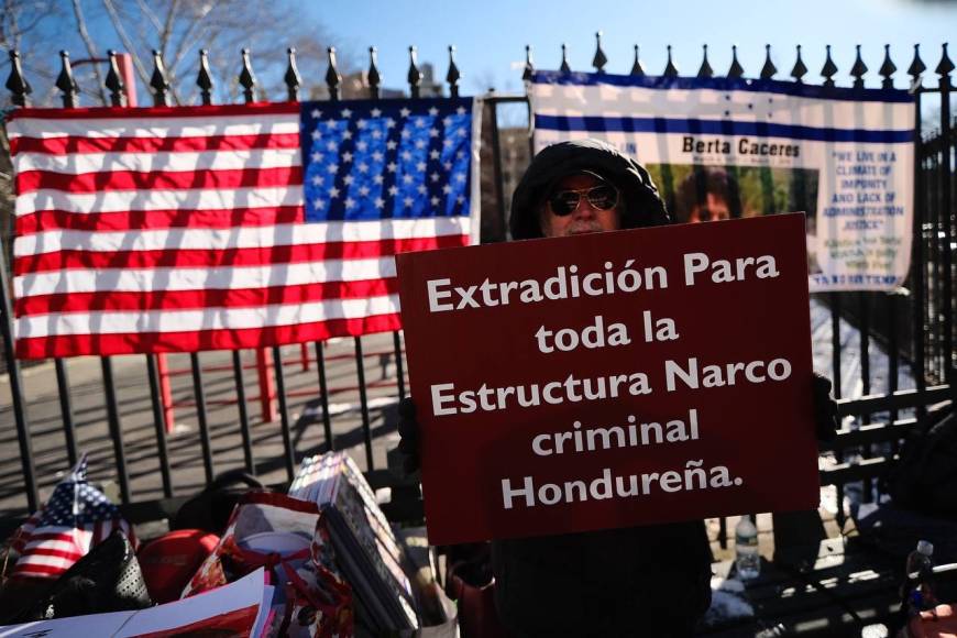 Los mensajes de los hondureños que protestan afuera de la Corte de Nueva York