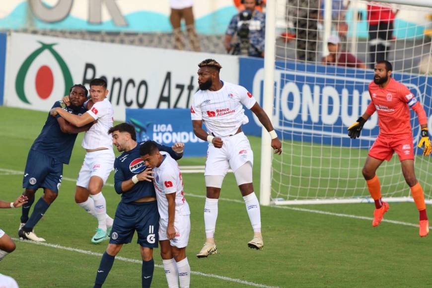 Edrick Menjívar celebra, tristeza de Auzmendi tras fallar y hermosa manta de Ultra Fiel