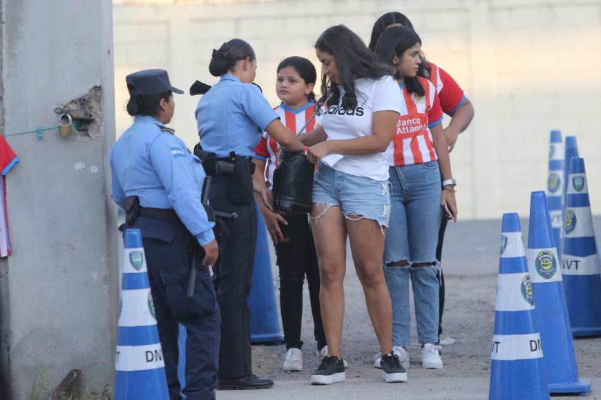 Las bellas aficionadas que llegaron al estadio Carlos Miranda para disfrutar del Olimpia vs Marathón