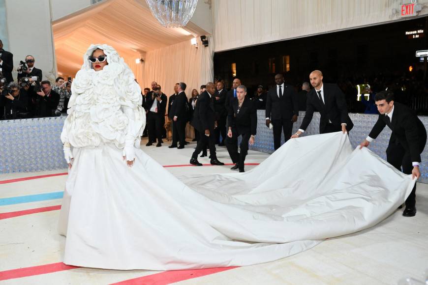 Rihanna, criticada por llegar tarde, lució espectacular en la Met Gala 2023