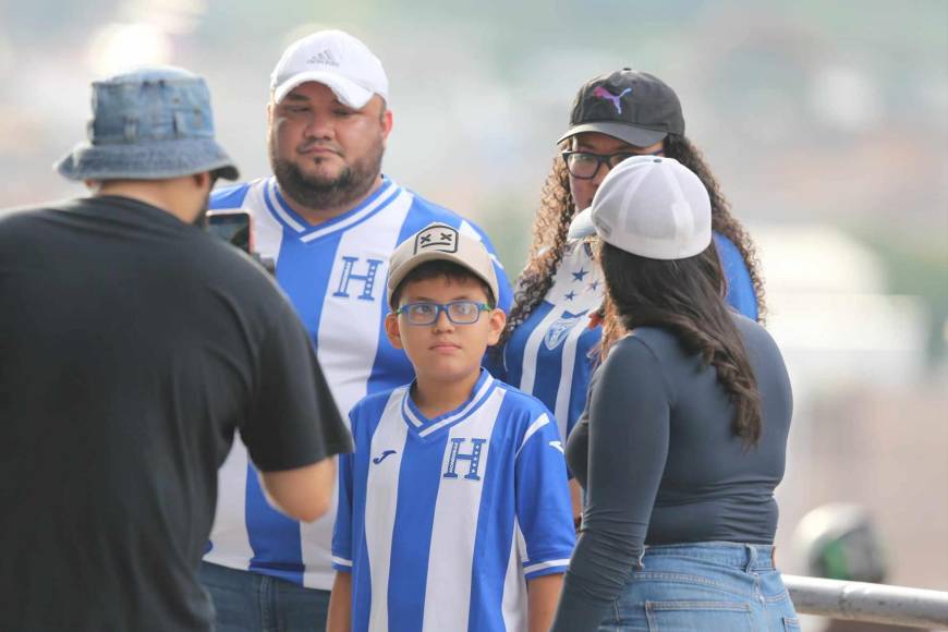 Ambiente fenomenal en el Chelato Uclés para presenciar el Honduras vs Trinidad y Tobago