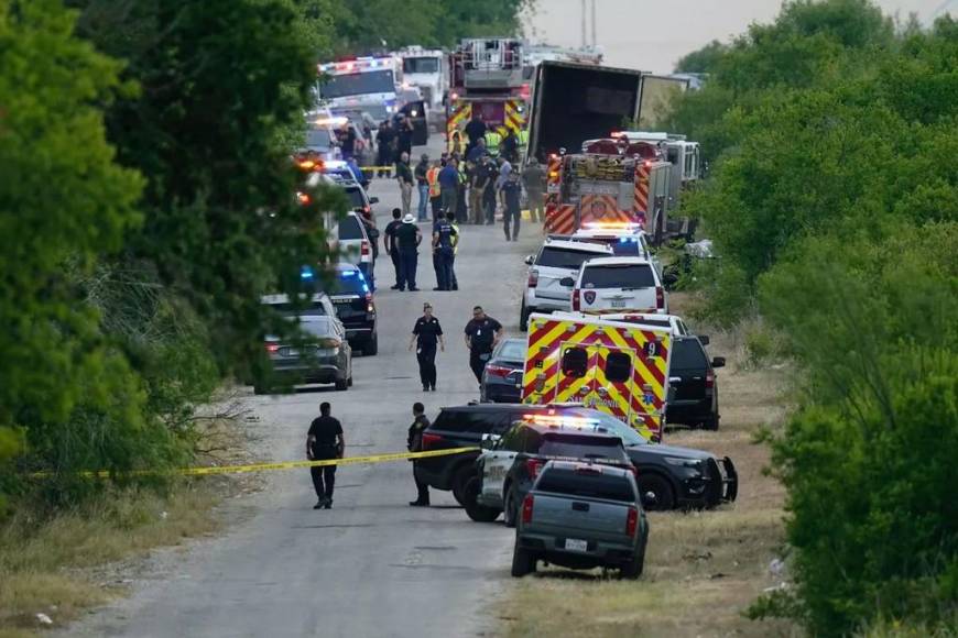 Deshidratados e hirviendo al tacto: la desgarradora escena de más de 40 migrantes asfixiados en un tráiler (Fotos)