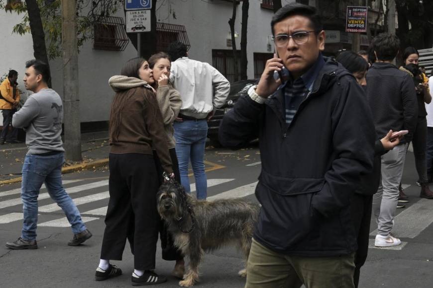 ¡Susto! Mexicanos salieron a las calles por sismo de 5.7 grados