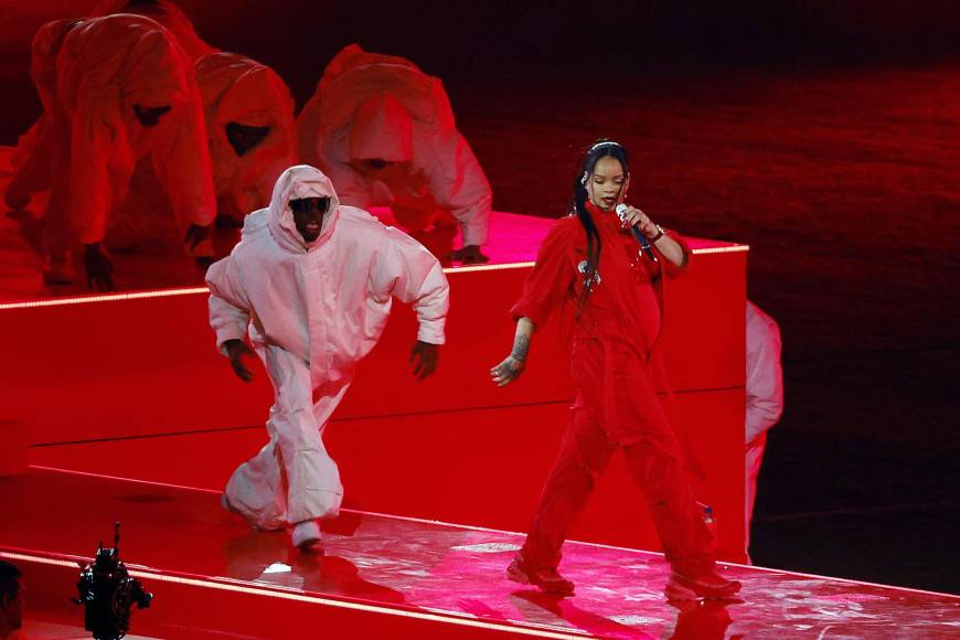 Rihanna volando y A$AP Rocky grabando todo: lo que no se vio del show del medio tiempo