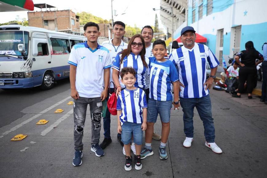 ¡En familia y con toda la emoción! Aficionados llegan al estadio para apoyar a la H