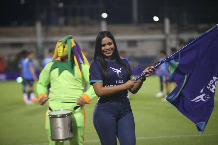 Beso de Auzmendi a aficionada y el niño que debutó con el Motagua