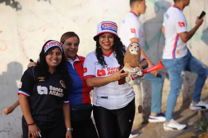 Aficionadas olimpistas engalanan la final de ida entre Olimpia y Alajuelense