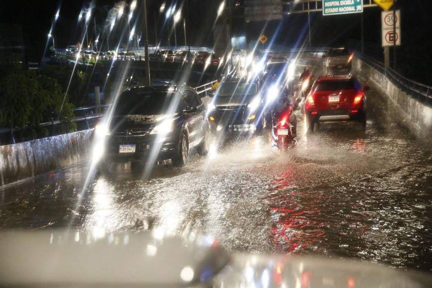 Lluvias sobre la capital generan caos vehicular en varios bulevares