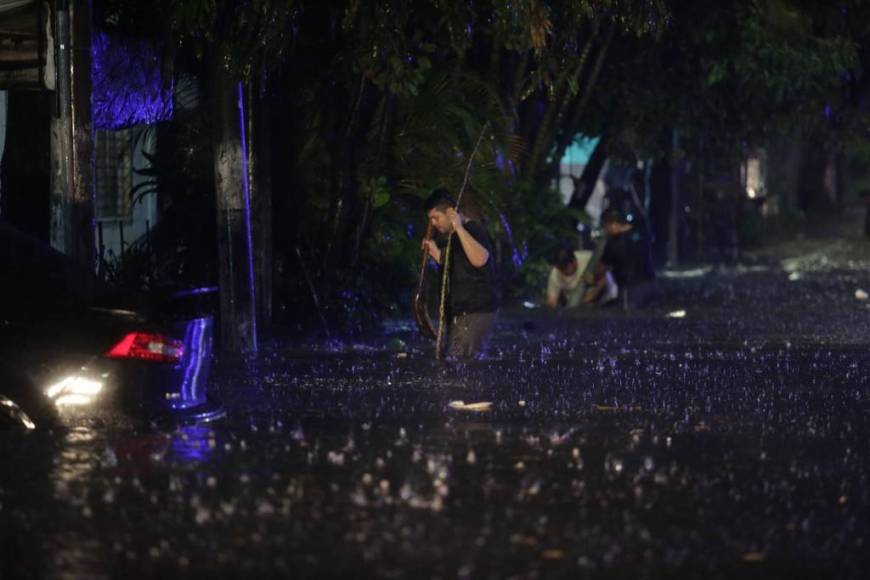 Socavones, carros destrozados y el agua hasta el cuello: Los daños de Bonnie en El Salvador