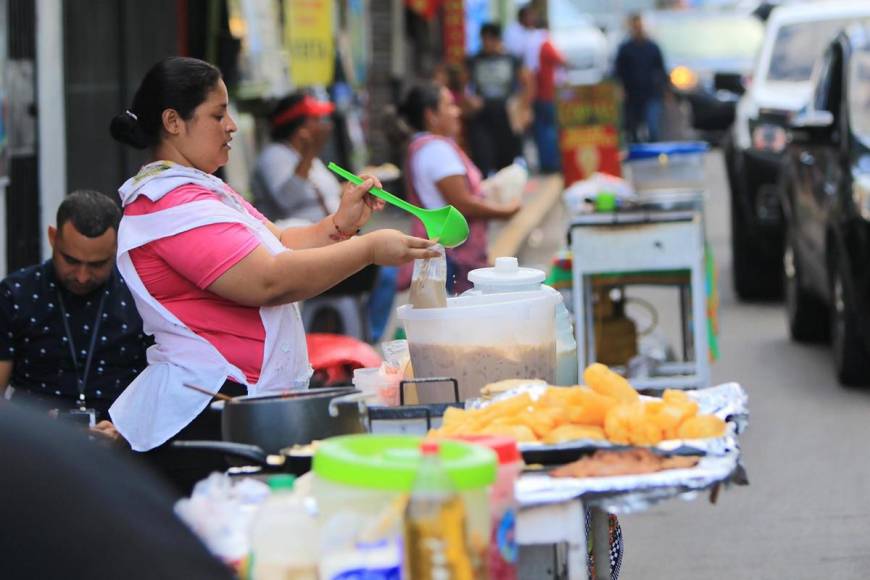 Vendedores ponen color y sabor en las horas previas al Honduras - Granada