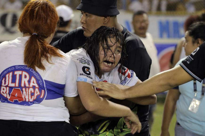 Desesperación, llanto y muerte deja estampida en el estadio Cuscatlán de El Salvador