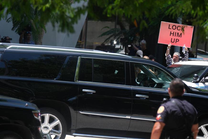 En caravana y sin ser captado por las cámaras llegó Trump a la corte de Miami