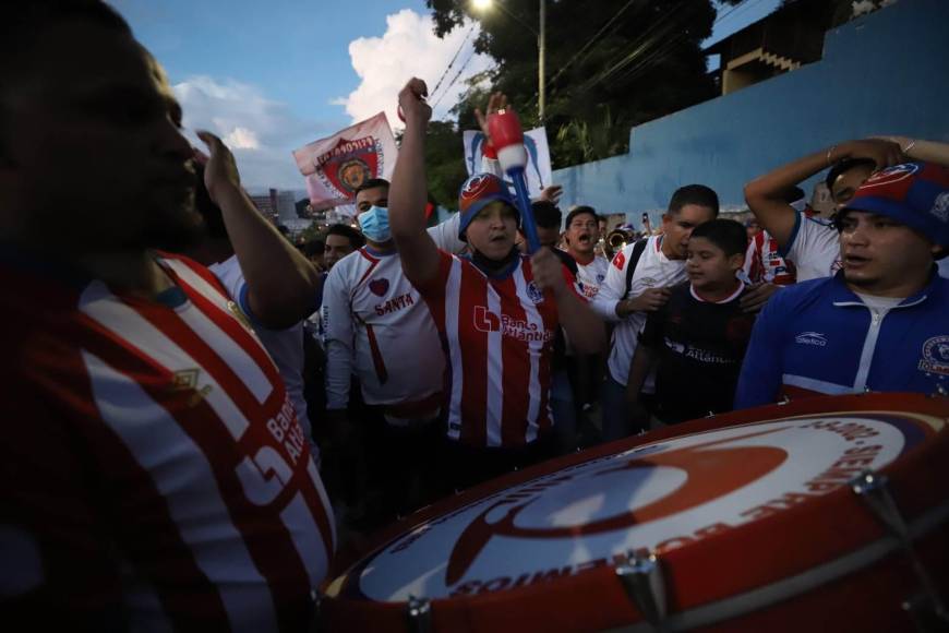 La Ultra Fiel llega con bombos al Nacional para la final de ida de la Concacaf League