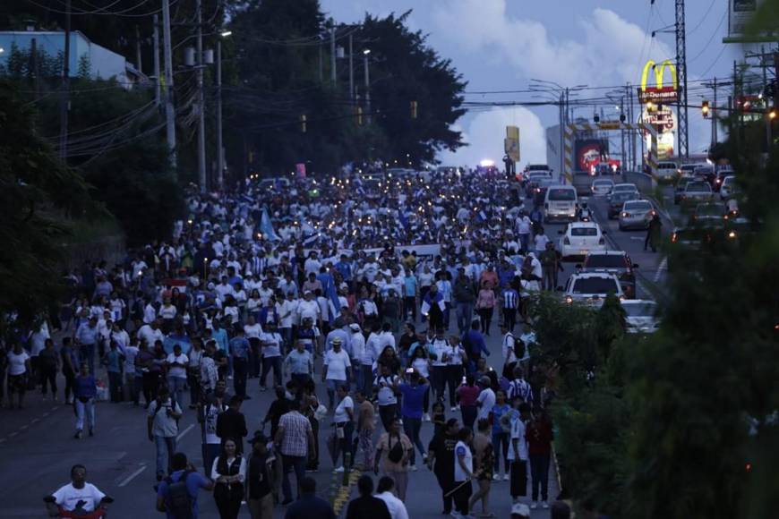 Así avanza marcha de las antorchas que exige renuncia de Xiomara Castro