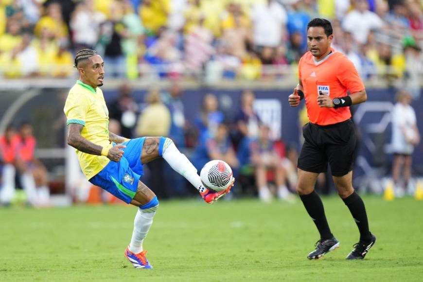 Raphinha le responde a Ronaldinho y asegura que pide boletos para ver Copa América