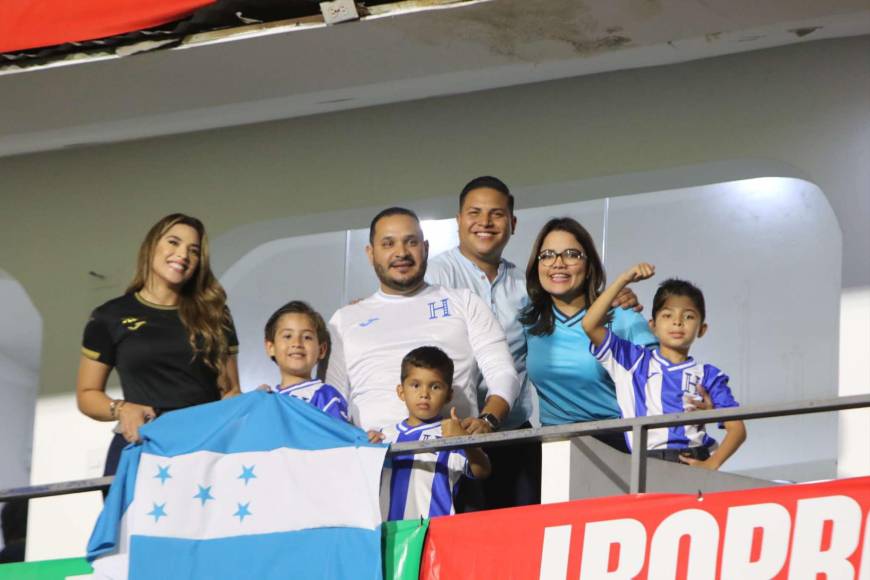 ¡Hermosas! Las bellas damas que engalanan la previa del Honduras vs Trinidad y Tobago