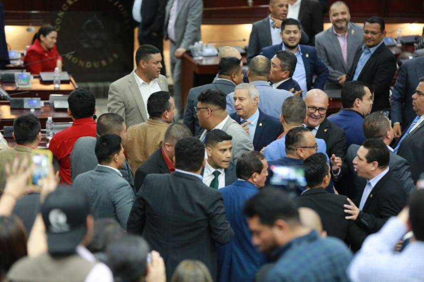 Por una camisa, diputados casi se van a los golpes en el Congreso Nacional