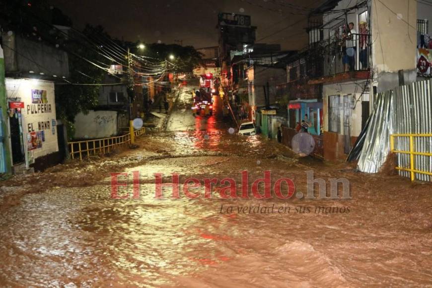 Carros atrapados y viviendas inundadas, las imágenes por las fuertes lluvias en la capital