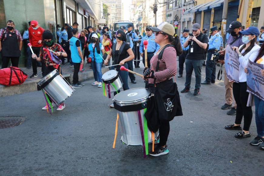 Música, disfraces y pancartas en instalación de la segunda legislatura