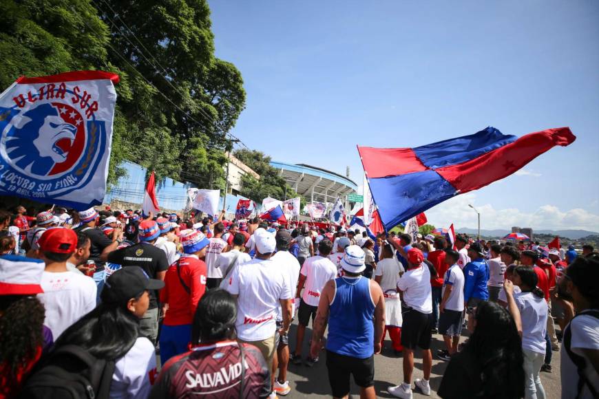 Olimpia - Motagua: ¡Ambientazo! Llegada de la Ultra Fiel al Estadio Nacional para el clásico