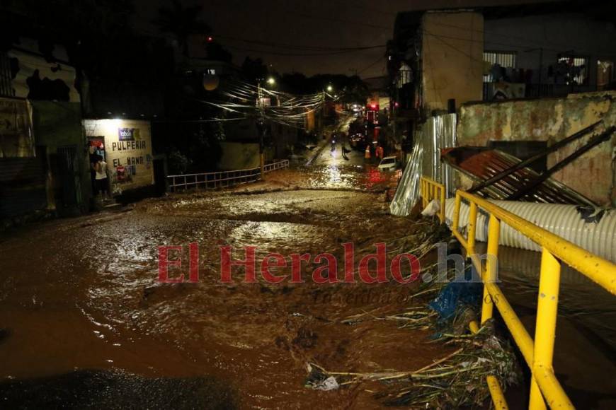 Carros atrapados y viviendas inundadas, las imágenes por las fuertes lluvias en la capital