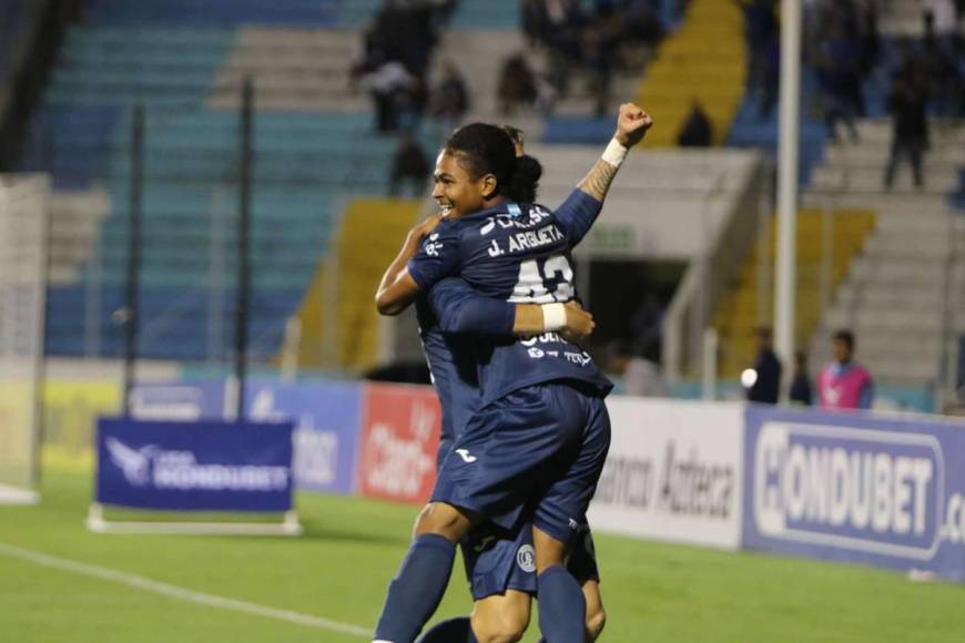 Beso de Auzmendi a aficionada y el niño que debutó con el Motagua