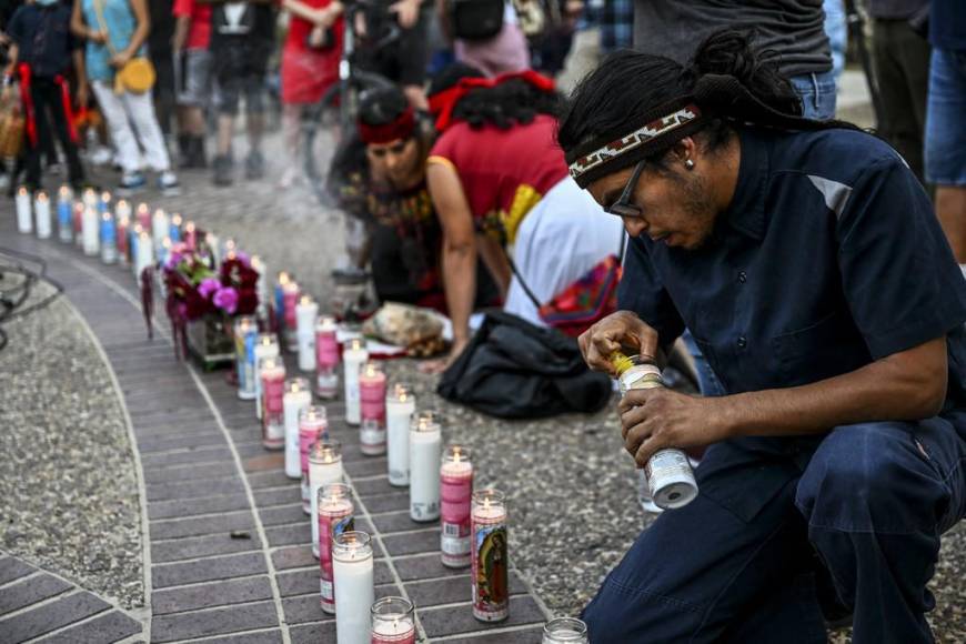 Altares, veladoras y oraciones, así rinden homenaje a migrantes que murieron en tráiler en Texas