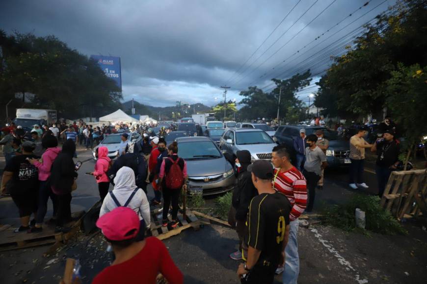 Caos, protestas y lamentaciones deja el cierre de parque de atracciones en el anillo periférico