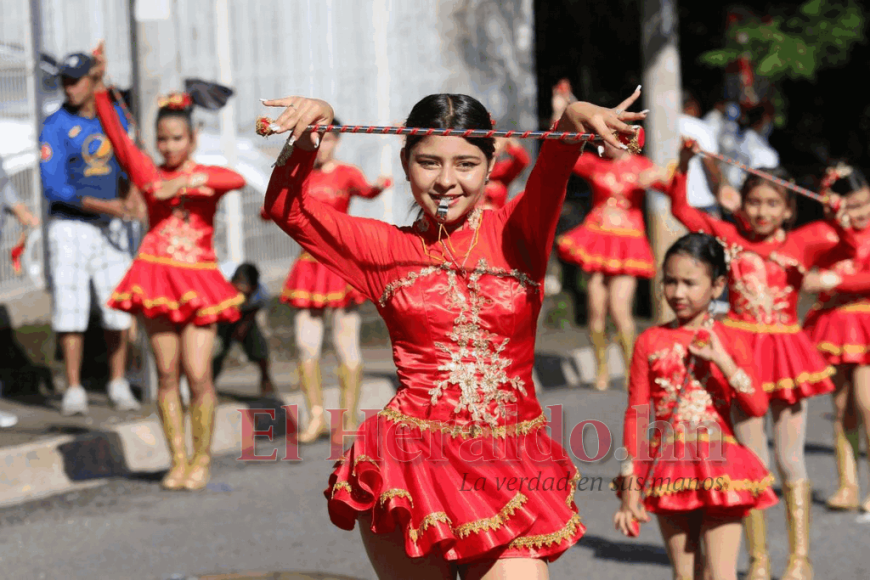 FOTOS: Fervor cívico y actos culturales de escolares en calles capitalinas