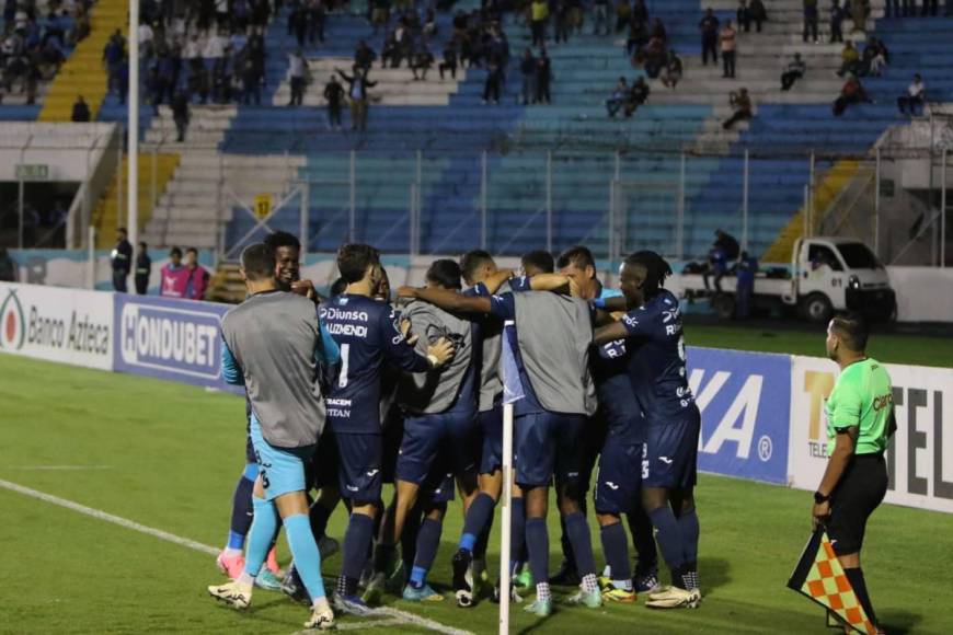 Beso de Auzmendi a aficionada y el niño que debutó con el Motagua