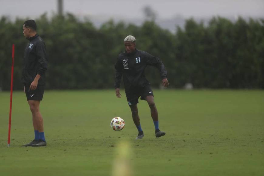 ¡Bajo la lluvia! Así fue el primer entreno de Honduras en Fort Lauderdale